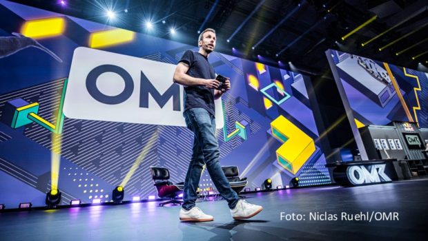 Am 9. und 10. Mai steht die ausverkaufte Hamburg Messe wieder ganz im Zeichen des OMR Festivals. Gründer Philipp Westermeyer und sein Team erwarten zu dem Digital-Business-Branchentreff rund 70.000 Besucher sowie zahlreiche prominente Speaker.(Foto: Niclas Ruehl/OMR)