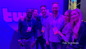 Beim OMR Festival in Hamburg spielt das Thema Künstliche Intelligenz eine zentrale Rolle. Im Rahmen des europäischen Gipfeltreffens der Marketing-Branche traf das Kick-Media-Team, bestehend aus Thomas Vieten, Lilith Michels und Manuela Lückel, gemeinsam mit Fußball-Idol und Social Media-Star Hans Sarpei u.a. Daniel Randt von Twitch und Philipp Meyes von Amazon. (Foto: Kick-Media)