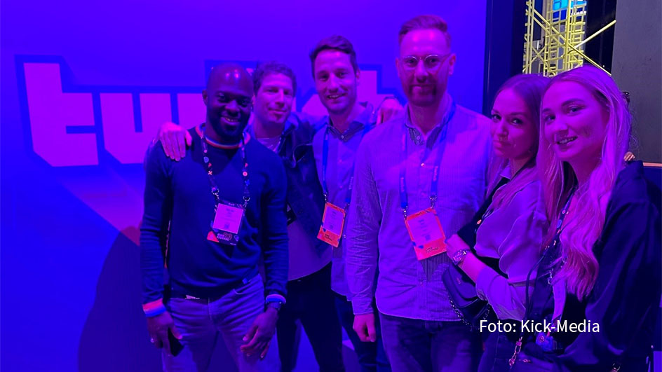 Beim OMR Festival in Hamburg spielt das Thema Künstliche Intelligenz eine zentrale Rolle. Im Rahmen des europäischen Gipfeltreffens der Marketing-Branche traf das Kick-Media-Team, bestehend aus Thomas Vieten, Lilith Michels und Manuela Lückel, gemeinsam mit Fußball-Idol und Social Media-Star Hans Sarpei u.a. Daniel Randt von Twitch und Philipp Meyes von Amazon. (Foto: Kick-Media)