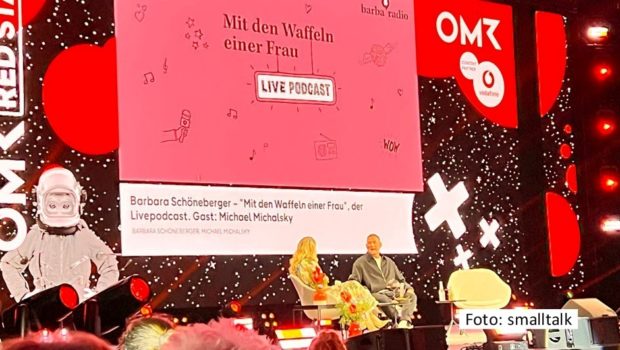 Beim OMR Festival in Hamburg absolvierte Barbara Schöneberger nach ihrem Live-Podcast auch noch einen ARD-Talk mit Aminata Belli. Die Digitalmesse kommt am 8. Mai u.a. mit Auftritten von Musikproduzent Rick Rubin und Parookaville-Veranstalter Bernd Dicks zum Abschluss. (Foto: smalltalk)