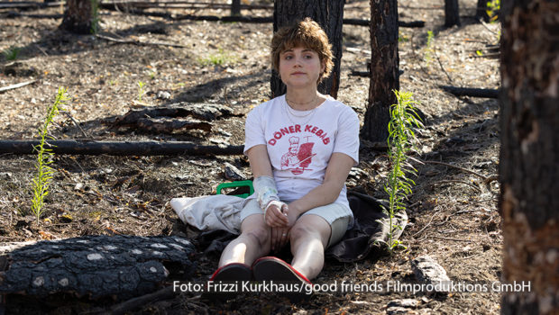 Die zweite Staffel der preisgekrönten Dramedy-Serie „Oh Hell“ ist seit dem 21. März auf MagentaTV verfügbar. In der Hauptrolle der chaotischen Helene, genannt „Hell“, ist auch in den neuen Folgen Schauspielerin Mala Emde zu sehen. (Foto: Frizzi Kurkhaus/good friends Filmproduktions GmbH)