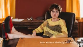 Mit Mala Emde in der Titelrolle der vom Glück vernachlässigte Helene, genannt Hell, geht die preisgekrönte Dramedy-Serie „Oh Hell“ in ihre zweite Staffel. Nun wurde angekündigt, dass die neuen Folgen ab dem 21. März zunächst exklusiv bei MagentaTV verfügbar sind. (Foto: Xiomara Bender/good friends)