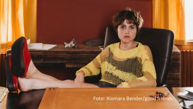 Mit Mala Emde in der Titelrolle der vom Glück vernachlässigte Helene, genannt Hell, geht die preisgekrönte Dramedy-Serie „Oh Hell“ in ihre zweite Staffel. Nun wurde angekündigt, dass die neuen Folgen ab dem 21. März zunächst exklusiv bei MagentaTV verfügbar sind. (Foto: Xiomara Bender/good friends)