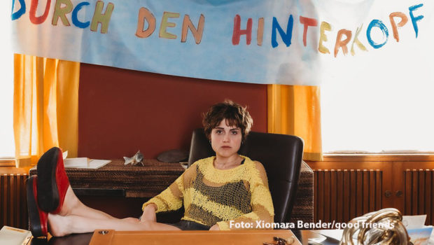 Auch in der zweiten Staffel der mit dem Deutschen Fernsehpreis ausgezeichneten Dramedy-Serie spielt Mala Emde die Hauptrollen. Die neuen Folgen sollen im Frühjahr 2024 ihre Premiere bei MagentaTV feiern. Auch Warner TV Comedy ist wieder an der Produktion beteiligt. (Foto: Xiomara Bender/good friends)