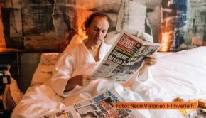 In der preisgekrönten Mockumentary „Olaf Jagger“ geht Comedian Olaf Schubert auf die Suche nach seinem leiblichen Vater – und bei dem soll es sich um keinen Geringeren als den legendären Rolling Stones-Frontmann Mick Jagger handeln. Ab dem 7. Dezember ist der Film bei MagentaTV verfügbar. (Foto: Neue Visionen Filmverleih)