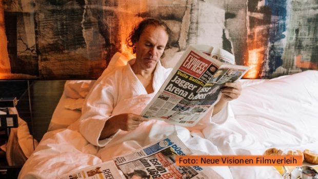 In der preisgekrönten Mockumentary „Olaf Jagger“ geht Comedian Olaf Schubert auf die Suche nach seinem leiblichen Vater – und bei dem soll es sich um keinen Geringeren als den legendären Rolling Stones-Frontmann Mick Jagger handeln. Ab dem 7. Dezember ist der Film bei MagentaTV verfügbar. (Foto: Neue Visionen Filmverleih)