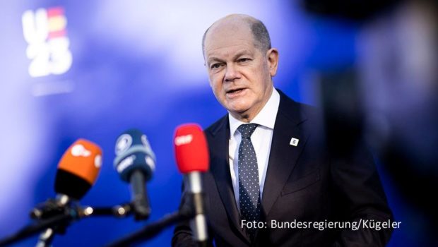 Ab dem 24. Mai beginnt rund um das Bundeskanzleramt in Berlin ein dreitägiges Fest anlässlich des 75. Geburtstags des Grundgesetzes. Neben musikalischen Highlights wie exklusiven Auftritten von den Fantastischen Vier und Lena Meyer-Landrut, stehen auch zahlreiche Talks mit u.a. Bundeskanzler Olaf Scholz, Phillip Lahm und Celia Šašić an. (Foto: Bundesregierung/Kuegeler)