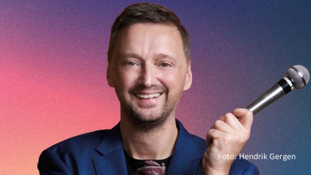 Mit seinem neuen Soloprogramm „Läuft, kann man nicht meckern!“ ist Entertainer Ole Lehmann gerade auf Tour. Mit der Show feiert er sein 30-jähriges Comedy-Jubiläum. Am 6. Mai gastiert er im Kölner „Senftöpfchen“ – die Kleinkunst-Krönung am Abend nach dem großen Spektakel in London. (Foto: Hendrik Gergen)