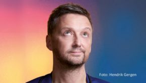 In seinem neuen Solo-Programm „Läuft, kann man nicht meckern!“ blickt Ole Lehmann zurück auf eigene Comedy-Highlights aus den vergangenen drei Jahrzehnten. Die Jubiläumsshow feierte jetzt in Berlin ihre Premiere. Danach stehen u.a. Köln und Hamburg auf dem Tourneeplan. (Foto: Hendrik Gergen)