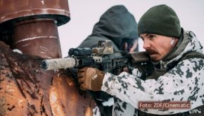 Der finnische Sicherheitspolizist Max Tanner, gespielt von dem aus „BlacKkKlansman“ und „Vikings“ bekannten Jasper Pääkkönen, bekommt es in „Operation Omerta“ mit einem Terroranschlag auf den Präsidentenpalast in Helsinki zu tun. Das ZDF zeigt den vierteiligen Thriller ab 25. November. (Foto: ZDF/Cinematic)