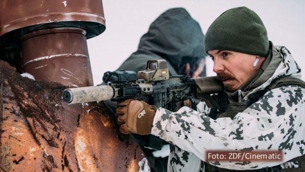 Der finnische Sicherheitspolizist Max Tanner, gespielt von dem aus „BlacKkKlansman“ und „Vikings“ bekannten Jasper Pääkkönen, bekommt es in „Operation Omerta“ mit einem Terroranschlag auf den Präsidentenpalast in Helsinki zu tun. Das ZDF zeigt den vierteiligen Thriller ab 25. November. (Foto: ZDF/Cinematic)