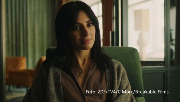 Romantic Comedy, Fantasy und Drama fließen in der schwedischen Serie „Out of Touch“ zusammen, die ZDFneo ab dem 25. Februar ins deutsche TV bringt. Sara Shirpey spielt darin eine Stockholmer Paartherapeutin, die nicht nur bei der Arbeit eine übersinnliche Fähigkeit einsetzt. (Foto: ZDF/TV4/C More/Breakable Films)