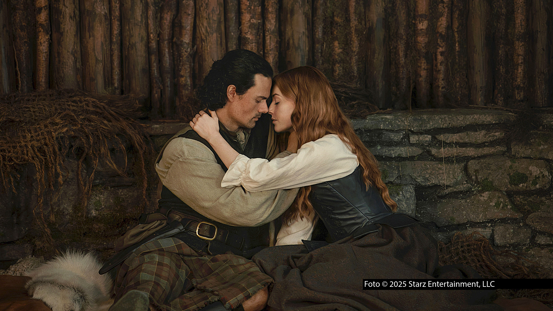 Seit dem Wochenende ist die zweite Staffel von „Outlander: Blood of My Blood“ bei MagentaTV zu sehen. Das Prequel erzählt weiterhin die Vorgeschichte von Claire und Jamie Fraser – und bringt dabei immer mehr Figuren und Konflikte ins Spiel, die Fans aus „Outlander“ bereits kennen.