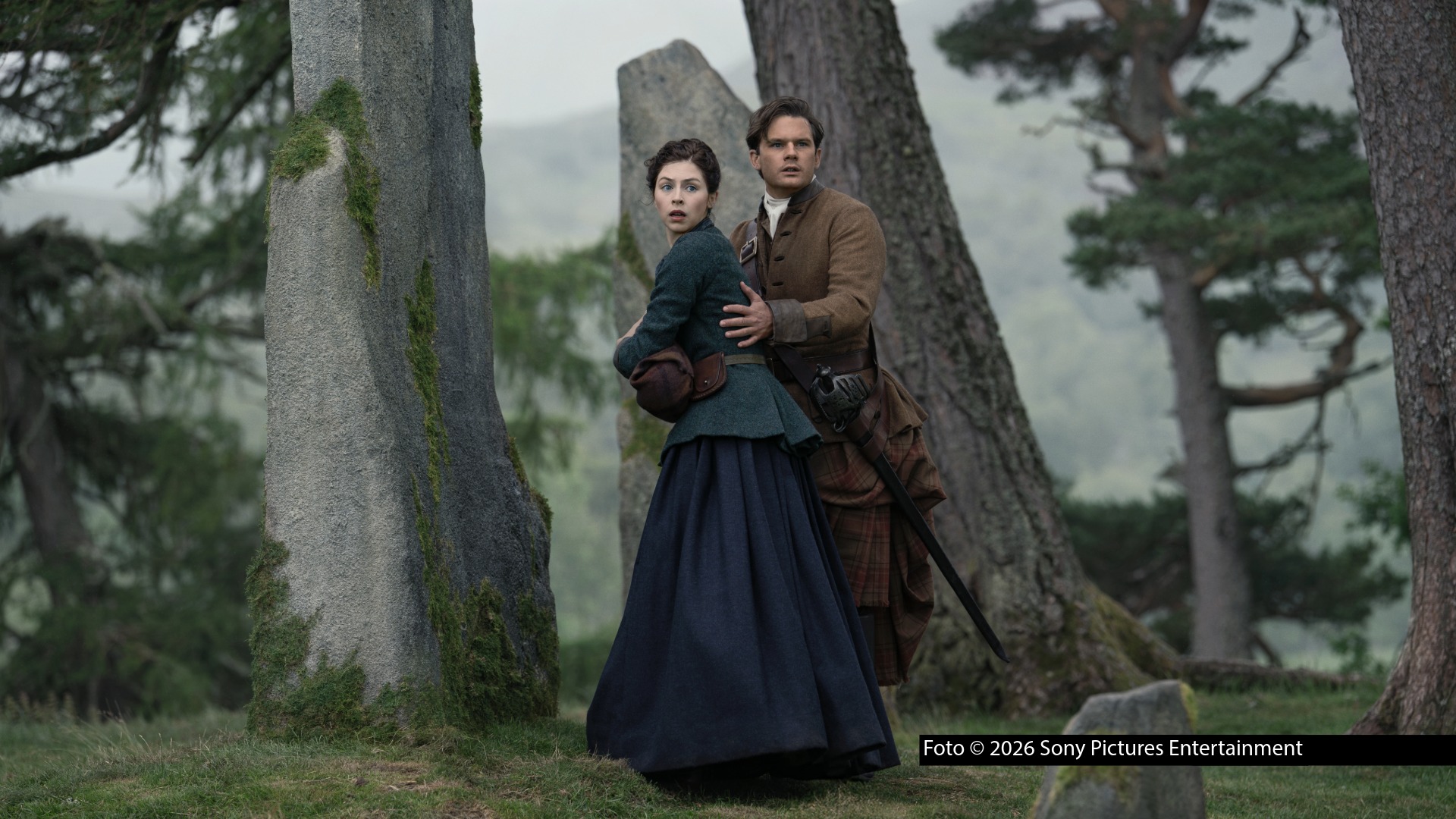Ab dem 19. September ist die zweite Staffel von „Outlander: Blood of My Blood“ zeitgleich zur US-Premiere exklusiv bei MagentaTV verfügbar. Das Prequel zur Erfolgsserie erzählt u.a. die Liebesgeschichte der Eltern von „Outlander“-Heldin Claire. Gespielt werden sie von Hermione Corfield und Jeremy Irvine. Foto © 2026 Sony Pictures Entertainment