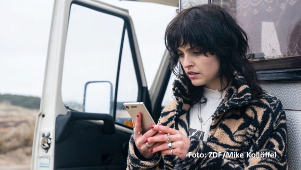 Nach ihrem Start in der Mediathek feiert die Thriller-Serie „Oxen“ nun am heutigen Montag, den 4. März ab 22:15 Uhr ihre deutsche Free-TV-Premiere im ZDF, das auch als Koproduzent an dem Sechsteiler beteiligt ist. Das preisgekrönte Autoren-Duo Mai Brostrøm und Peter Thorsboe hat die Bestseller-Romanvorlage von Jens Henrik Jensen adaptiert und damit für einen der größten Serienerfolge des vergangenen Jahres beim dänischen TV 2 gesorgt. Zum Cast von „Oxen“ gehört auch die deutsche Schauspielerin Luise Befort (u.a. „Club der roten Bänder“, „Der Palast“). Im smalltalk-Interview spricht sie u.a. über die von ihr dargestellte Figur und die besondere Atmosphäre am Set der dänisch-deutschen Produktion. (Foto: ZDF/Mike Kollöffel)