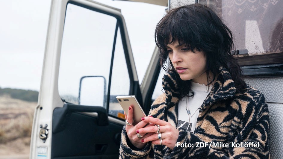 Nach ihrem Start in der Mediathek feiert die Thriller-Serie „Oxen“ nun am heutigen Montag, den 4. März ab 22:15 Uhr ihre deutsche Free-TV-Premiere im ZDF, das auch als Koproduzent an dem Sechsteiler beteiligt ist. Das preisgekrönte Autoren-Duo Mai Brostrøm und Peter Thorsboe hat die Bestseller-Romanvorlage von Jens Henrik Jensen adaptiert und damit für einen der größten Serienerfolge des vergangenen Jahres beim dänischen TV 2 gesorgt. Zum Cast von „Oxen“ gehört auch die deutsche Schauspielerin Luise Befort (u.a. „Club der roten Bänder“, „Der Palast“). Im smalltalk-Interview spricht sie u.a. über die von ihr dargestellte Figur und die besondere Atmosphäre am Set der dänisch-deutschen Produktion. (Foto: ZDF/Mike Kollöffel)