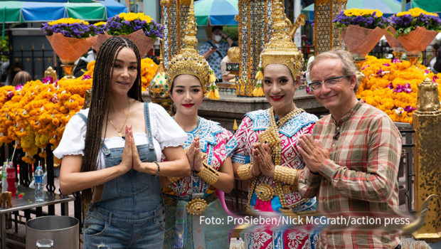 Ab dem 4. Juli kehrt „Local Hero“ auf einem neuen Sendeplatz ins Programm von ProSieben zurück. Drei Folgen des „Traveltainment“-Formats feiern ihre Premiere in der Dienstags-Primetime. Los geht’s mit Verona Pooth und Wigald Boning, die sich in Thailand landestypischen Herausforderungen stellen. (Foto: ProSieben/Nick McGrath/action press)
