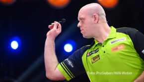 Nach der Darts WM in London ist vor der „Promi-Darts-WM“ in Düsseldorf. Am 5. Januar wird das Event live auf ProSieben übertragen. Neben Dart-Stars wie Michael van Gerwen und Luke Humphries sind auch prominente Mitstreiter wie Vanessa Mai, Axel Stein und Evelyn Burdecki mit von der Partie. (Foto: ProSieben/Willi Weber)