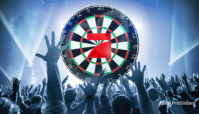 Nur vier Tage nach dem Ende der offiziellen Darts-WM in London treten sechs Weltklasse Dart-Profis in Düsseldorf gemeinsam mit Promi-Partnern bei der „Promi-Darts-WM 2023“ an. ProSieben zeigt das Event am 7. Januar live. (Foto: ProSieben)