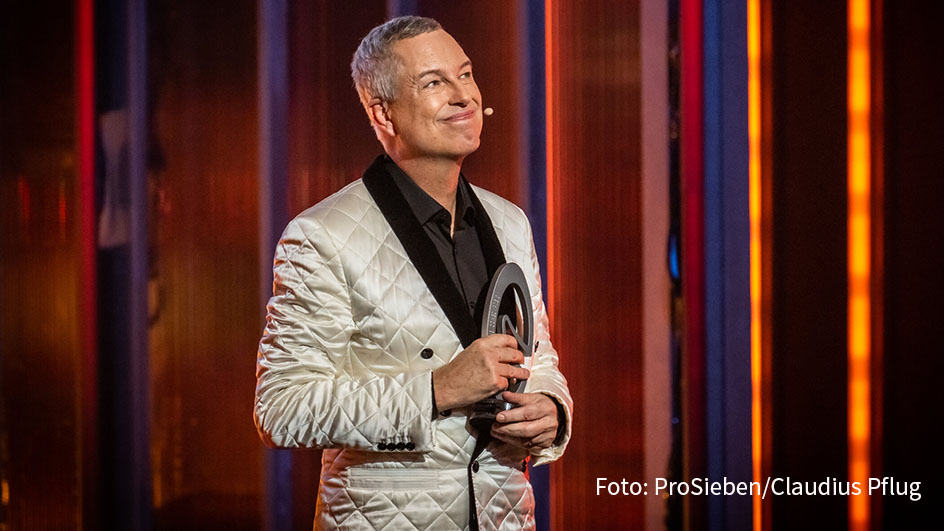 Eine eigene Gala zum Deutschen Comedypreis gab es diesmal nicht. Preisträger aber schon. Zu ihnen gehörten u.a. Carolin Kebekus, Michael Mittermeier und Olga Stetsenko. Der Ehrenpreis 2022 ging an den Entertainer und „Quatsch Comedy Club“-Erfinder Thomas Hermanns. (Foto: ProSieben/Claudius Pflug)