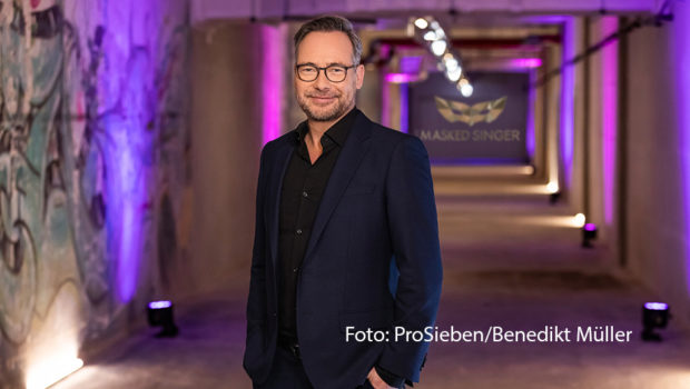 Auf ProSieben geht ab 1. April „The Masked Singer“ in die achte Runde. Zum bewährten Rateteam gehören auch in der neuen Staffel wieder Ruth Moschner und Rea Garvey. Matthias Opdenhövel ist erneut als Moderator mit von der Partie. (Foto: ProSieben/Benedikt Müller)