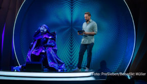 Am heutigen 26. Oktober startet auf ProSieben eine neue Rate-Show. Bei „Wer ist das Phantom?“ versuchen sich drei Prominente als Spürnasen. Ihr Job ist es, die Identität eines verhüllten Prominenten zu entschlüsseln. Moderiert wird das Ganze von Steven Gätjen. (Foto: ProSieben/Benedikt Müller)