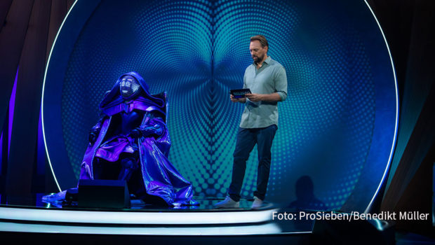 Am heutigen 26. Oktober startet auf ProSieben eine neue Rate-Show. Bei „Wer ist das Phantom?“ versuchen sich drei Prominente als Spürnasen. Ihr Job ist es, die Identität eines verhüllten Prominenten zu entschlüsseln. Moderiert wird das Ganze von Steven Gätjen. (Foto: ProSieben/Benedikt Müller)