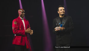 Die Akademie für Populäre Musik verlieh am 25. März in Berlin den Musikpreis Polyton. Ausgezeichnet wurden Künstlerinnen und Künstler unterschiedlichster Genres. Den „Schlager“-Preis überreichte Entertainer Bruce Darnell an den Sänger und Moderator Giovanni Zarella. Foto © Jule Mehrhoff