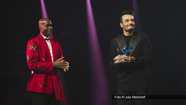 Die Akademie für Populäre Musik verlieh am 25. März in Berlin den Musikpreis Polyton. Ausgezeichnet wurden Künstlerinnen und Künstler unterschiedlichster Genres. Den „Schlager“-Preis überreichte Entertainer Bruce Darnell an den Sänger und Moderator Giovanni Zarella. Foto © Jule Mehrhoff