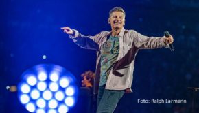 Für Hartmut Engler und seine Band PUR beginnt am 22. Juni die Sommersaison. Die seit mehr als 40 Jahren aktiven Pop-Routiniers absolvieren bis Anfang September bundesweit 28 Shows unter dem Motto „Persönlich – Unter freiem Himmel“. Los geht’s im badischen Emmendingen. (Foto: Ralph Larmann)