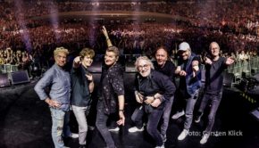 Sänger Hartmut Engler und die Band PUR haben neben ihrer diesjährigen Sommer-Tour auch schon die Konzertsaison 2025 im Blick. Dann wollen die Musiker am 6. September mit einem Großkonzert auf Schalke das 30. Jubiläum ihre Multiplatin-Albums „Abenteuerland“ feiern. (Foto: Carsten Klick)