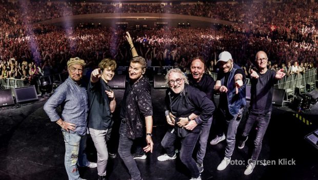 Sänger Hartmut Engler und die Band PUR haben neben ihrer diesjährigen Sommer-Tour auch schon die Konzertsaison 2025 im Blick. Dann wollen die Musiker am 6. September mit einem Großkonzert auf Schalke das 30. Jubiläum ihre Multiplatin-Albums „Abenteuerland“ feiern. (Foto: Carsten Klick)