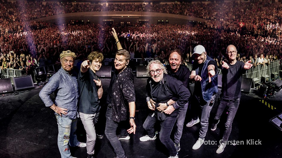 Sänger Hartmut Engler und die Band PUR haben neben ihrer diesjährigen Sommer-Tour auch schon die Konzertsaison 2025 im Blick. Dann wollen die Musiker am 6. September mit einem Großkonzert auf Schalke das 30. Jubiläum ihre Multiplatin-Albums „Abenteuerland“ feiern. (Foto: Carsten Klick)