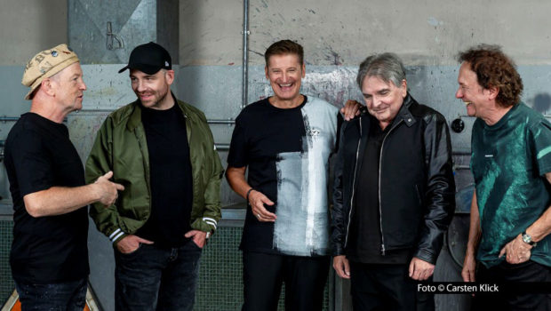 Am 6. September feiert die Band PUR mit einem Konzert in der Schalker Fußballarena das 30. Jubiläum ihres Erfolgsalbums „Abenteuerland“. Bereits sieben Monate vor dem Termin steuert die Show auf die „Ausverkauft“-Marke zu. Letzte Sitzplätze werden in einer Sonderaktion angeboten. (Foto: Carsten Klick)