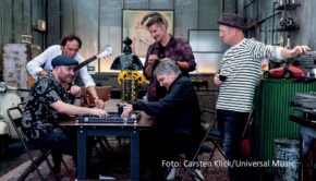 Mit dem neuen Top-5-Album „Persönlich“ im Gepäck tourt PUR im April und Mai durch zehn deutsche Städte. Für die Konzertreise der Band um Frontmann Hartmut Engler wurde nun die New Yorker A-capella-Formation Naturally 7 als Support-Act bestätigt. (Foto: Carsten Klick/Universal Music)