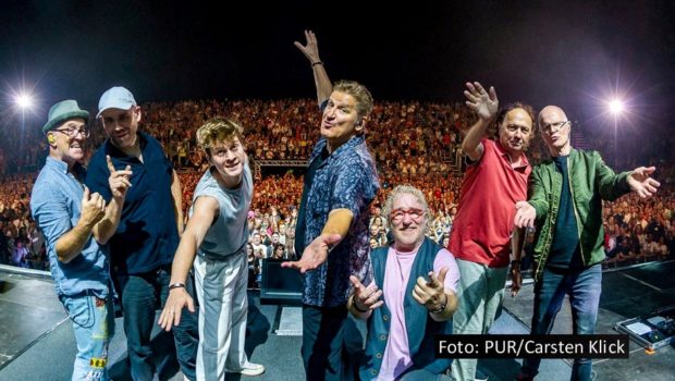 Die letzte Show ihrer ausgedehnten „Persönlich – Unter freiem Himmel“-Tournee absolvierten PUR am 7. September in Timmendorfer Strand. Die Formation um Frontmann Hartmut Engler legt nun ein Jahr Live-Pause ein und kehrt 2025 mit der Jubiläumsshow „30 Jahre Abenteuerland“ auf Schalke zurück. (Foto: PUR/Carsten Klick)