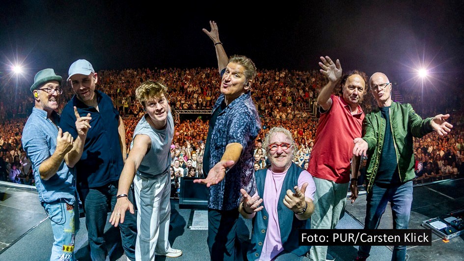 Die letzte Show ihrer ausgedehnten „Persönlich – Unter freiem Himmel“-Tournee absolvierten PUR am 7. September in Timmendorfer Strand. Die Formation um Frontmann Hartmut Engler legt nun ein Jahr Live-Pause ein und kehrt 2025 mit der Jubiläumsshow „30 Jahre Abenteuerland“ auf Schalke zurück. (Foto: PUR/Carsten Klick)