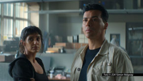 Ab 5. Mai zeigt das ZDF auf dem „Montagskino“-Sendeplatz die Thrillerserie „Paris Has Fallen“, die von Hollywood-Star Gerard Butler mitproduziert wurde. Ritu Arya und Tewfik Jallab spielen ein britisch-französisches Ermittler-Duo, das den Rachefeldzug eines Ex-Fremdenlegionärs stoppen will. Foto © ZDF/Simon Ridgway