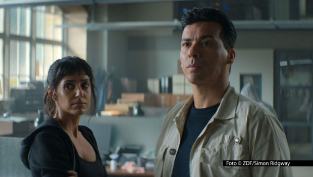 Ab 5. Mai zeigt das ZDF auf dem „Montagskino“-Sendeplatz die Thrillerserie „Paris Has Fallen“, die von Hollywood-Star Gerard Butler mitproduziert wurde. Ritu Arya und Tewfik Jallab spielen ein britisch-französisches Ermittler-Duo, das den Rachefeldzug eines Ex-Fremdenlegionärs stoppen will. Foto © ZDF/Simon Ridgway