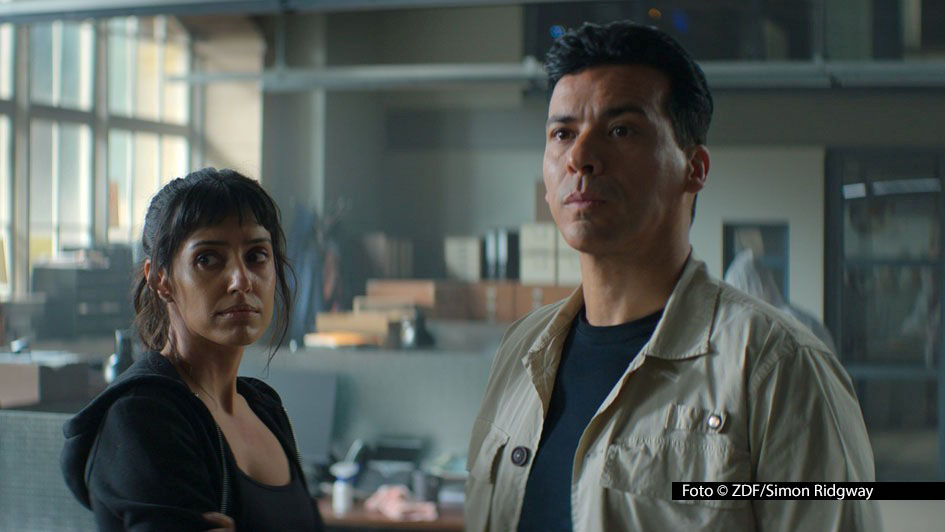 Ab 5. Mai zeigt das ZDF auf dem „Montagskino“-Sendeplatz die Thrillerserie „Paris Has Fallen“, die von Hollywood-Star Gerard Butler mitproduziert wurde. Ritu Arya und Tewfik Jallab spielen ein britisch-französisches Ermittler-Duo, das den Rachefeldzug eines Ex-Fremdenlegionärs stoppen will. Foto © ZDF/Simon Ridgway