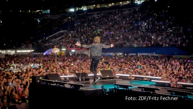 Eine dreiteilige Dokumentation, die seit dem 30. Juli in der ZDF-Mediathek abrufbar ist, beschäftigt sich ausführlich mit dem Phänomen „Partyschlager“. Zu Wort kommen u.a. Stars und Produzenten wie Mickie Krause, Ikke Hüftgold, Isi Glück und Mike Rötgens. (Foto: ZDF/Fritz Fechner)