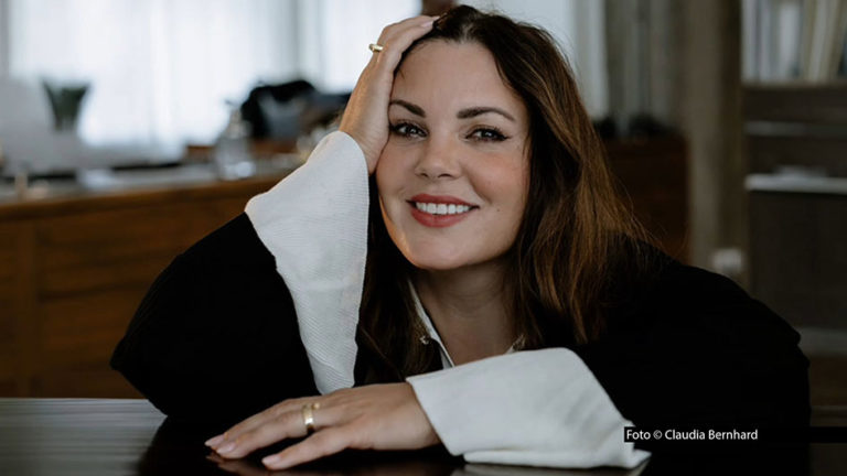 Ab dem 24. September geht die Autorin, Aufklärerin und Beziehungsratgeberin Paula Lambert mit ihrem Programm „Finde dich gut. Sonst findet dich keiner“ in Deutschland und Österreich auf Tour. Live und ungeschönt nimmt sie dabei die toxische Wirkung der Selbstoptimierung aufs Korn. (Foto © Claudia Bernhard)
