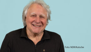 Seit 1997 ist Peter Urban die deutsche Stimme des Eurovision Song Contest und ordnet für das TV-Publikum das Geschehen ein. Beim diesjährigen Finale in Liverpool ist der 74-jährige Journalist und Moderator zum letzten Mal in dieser Rolle zu hören. (Foto: NDR/Kutsche)