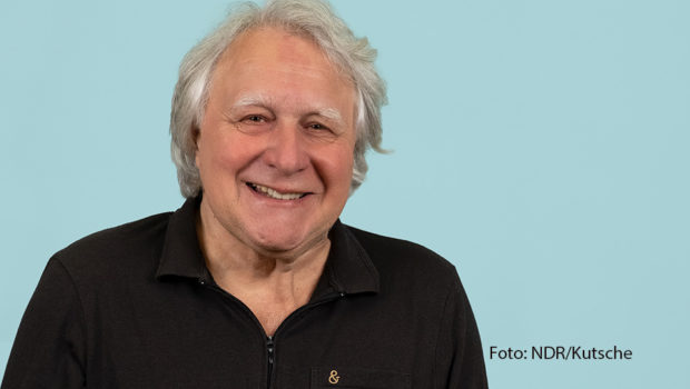 Seit 1997 ist Peter Urban die deutsche Stimme des Eurovision Song Contest und ordnet für das TV-Publikum das Geschehen ein. Beim diesjährigen Finale in Liverpool ist der 74-jährige Journalist und Moderator zum letzten Mal in dieser Rolle zu hören. (Foto: NDR/Kutsche)