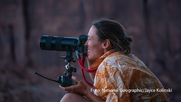 Die neue National Geographic-Serie „Photographer – Der Mensch hinter der Kamera“ begleitet Fotokünstlerinnen und -künstler wie die Australierin Krystle Wright bei ihrer ebenso spannenden wie abwechslungsreichen Arbeit. Ab März läuft sie in deutscher Erstausstrahlung. (Foto: National Geographic/Jayce Kolinski)