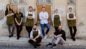 Freude bei Spitzenkoch Robin Pietsch und seinem Team. Die beiden Restaurants „Zeitwerk“ und „Pietsch“ in Wernigerode gehören auch in diesem Jahr zur Sterne-Liga im deutschen „Guide Michelin“. Insgesamt vergaben die Verantwortlichen des Restaurantführers die Auszeichnung an 334 Lokale. (Foto: Ben Kruse)