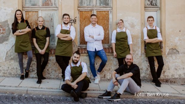 Freude bei Spitzenkoch Robin Pietsch und seinem Team. Die beiden Restaurants „Zeitwerk“ und „Pietsch“ in Wernigerode gehören auch in diesem Jahr zur Sterne-Liga im deutschen „Guide Michelin“. Insgesamt vergaben die Verantwortlichen des Restaurantführers die Auszeichnung an 334 Lokale. (Foto: Ben Kruse)