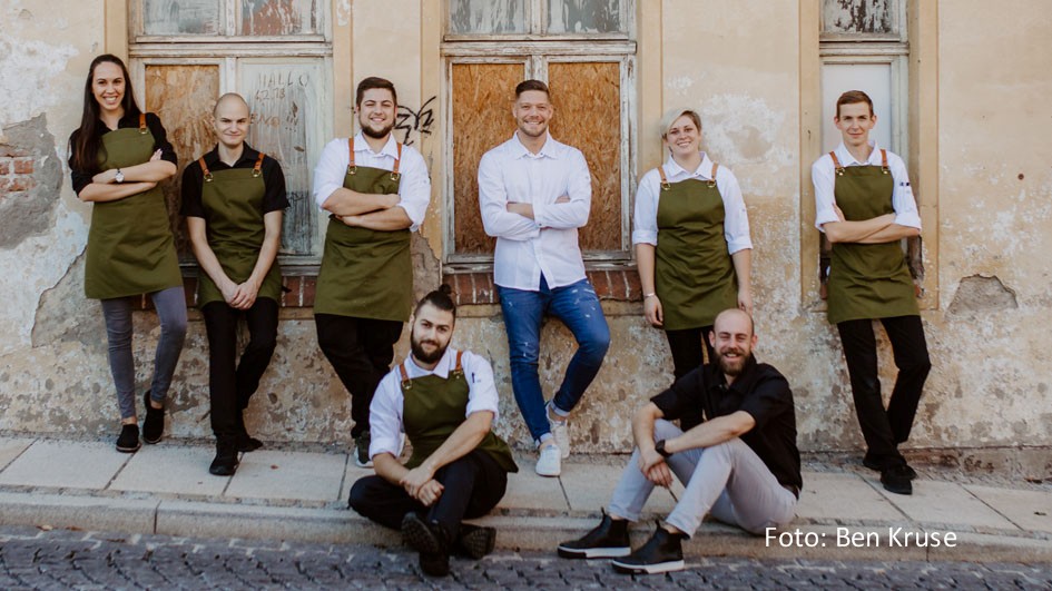 Freude bei Spitzenkoch Robin Pietsch und seinem Team. Die beiden Restaurants „Zeitwerk“ und „Pietsch“ in Wernigerode gehören auch in diesem Jahr zur Sterne-Liga im deutschen „Guide Michelin“. Insgesamt vergaben die Verantwortlichen des Restaurantführers die Auszeichnung an 334 Lokale. (Foto: Ben Kruse)