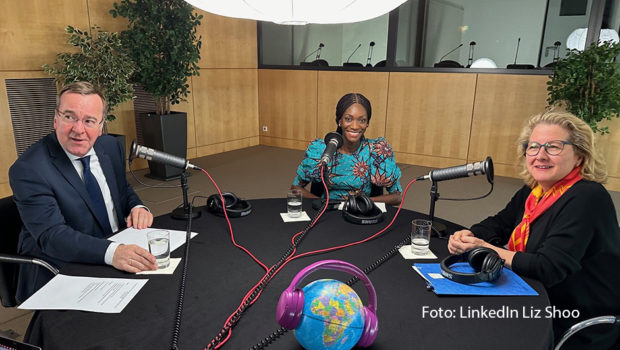 In der neuesten Ausgabe des Videopodcasts „Entwicklungssache“ spricht Moderatorin Liz Shoo mit Entwicklungsministerin Svenja Schulze und Verteidigungsminister Boris Pistorius über die höchst aktuelle Frage: Wie kann internationale Sicherheitspolitik nachhaltig und menschlich gestaltet werden? (Foto: LinkedIn Liz Shoo)
