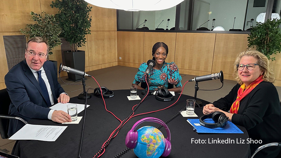 In der neuesten Ausgabe des Videopodcasts „Entwicklungssache“ spricht Moderatorin Liz Shoo mit Entwicklungsministerin Svenja Schulze und Verteidigungsminister Boris Pistorius über die höchst aktuelle Frage: Wie kann internationale Sicherheitspolitik nachhaltig und menschlich gestaltet werden? (Foto: LinkedIn Liz Shoo)